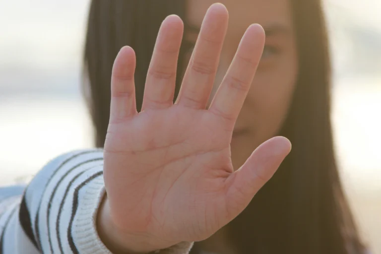 Hand zeigt Stopp-Geste